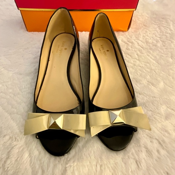 Kate Spade Wedge Peep-Toe Shoe, Black Patent Leather w/Ivory Bow, Size 7 - Picture 4 of 7